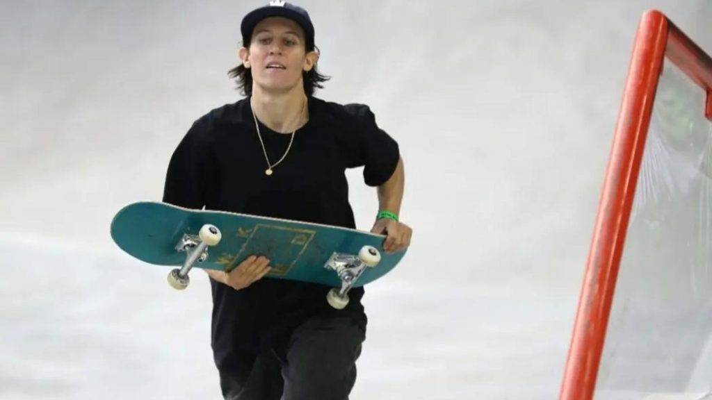 female pro skateboarder